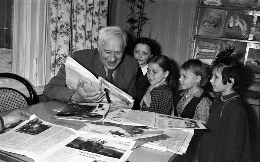 El escritor infantil Kornéi Chukovski con jóvenes lectores, 1957

