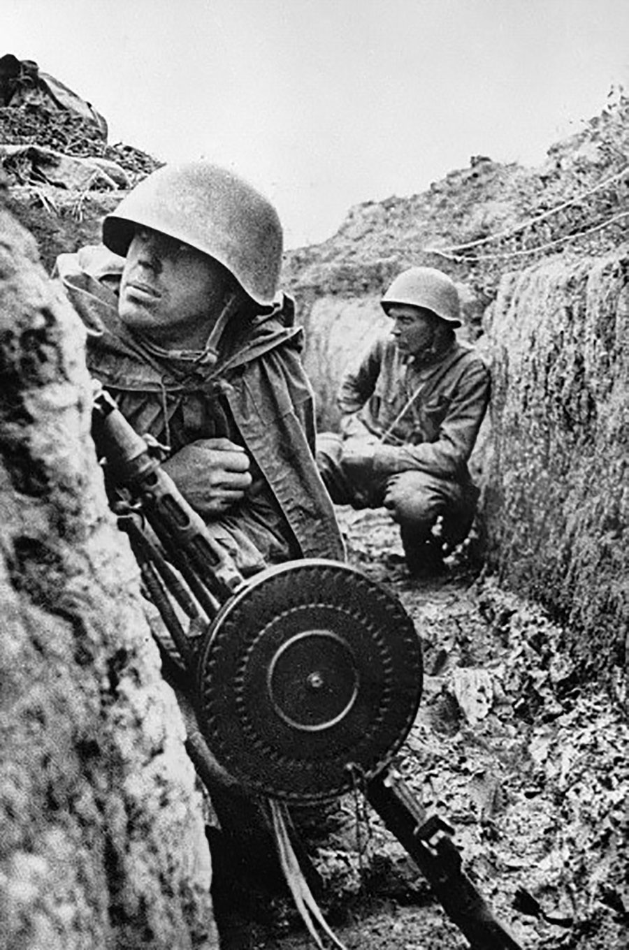 攻撃開始を前に塹壕に座るレニングラード戦線の兵士たち。1941年9月1日
