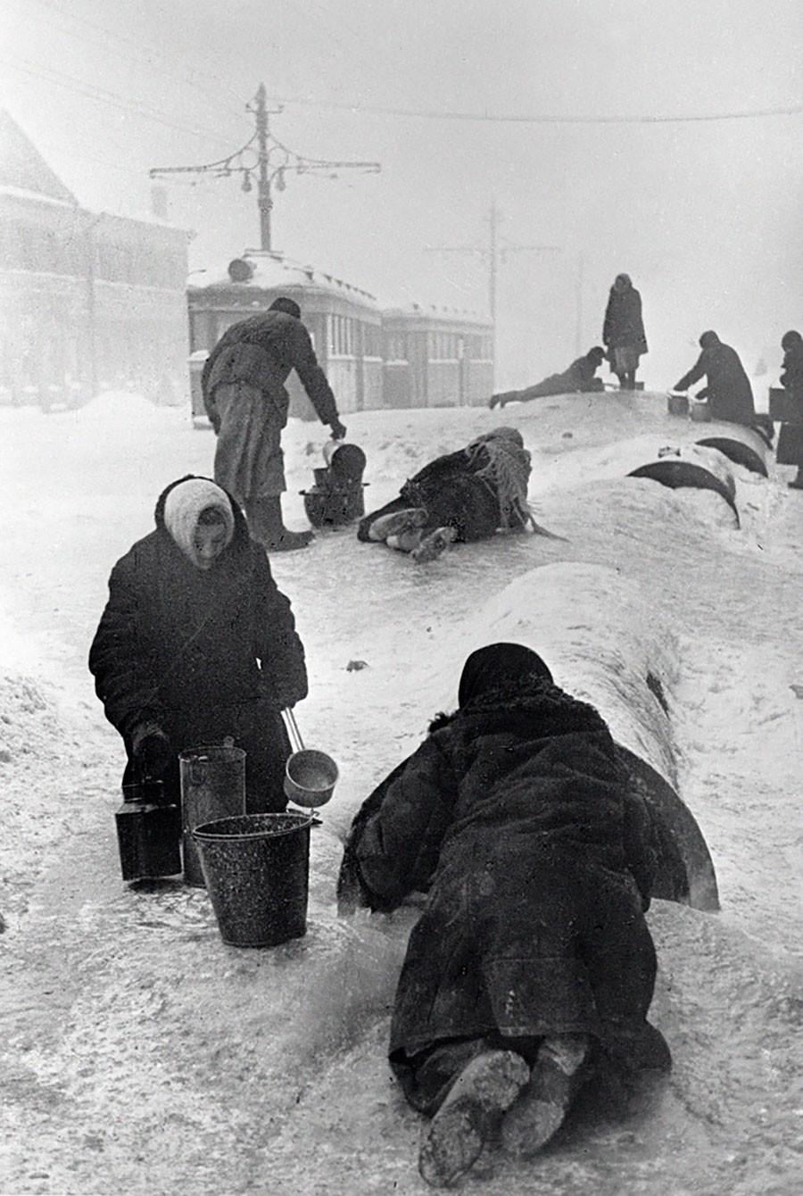 凍結した通りで破裂した水道管から水を集める包囲下のレニングラード市民。1942年1月