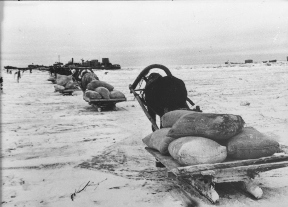 「命の道」。穀物を積んでラドガ湖上の道を行く馬橇の隊列。レニングラード州。1941年12月