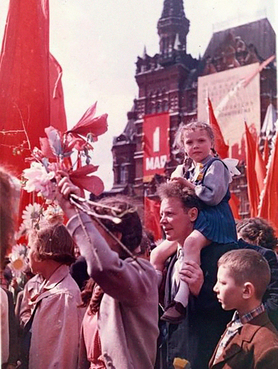 赤の広場のメーデーのデモ行進。1954年