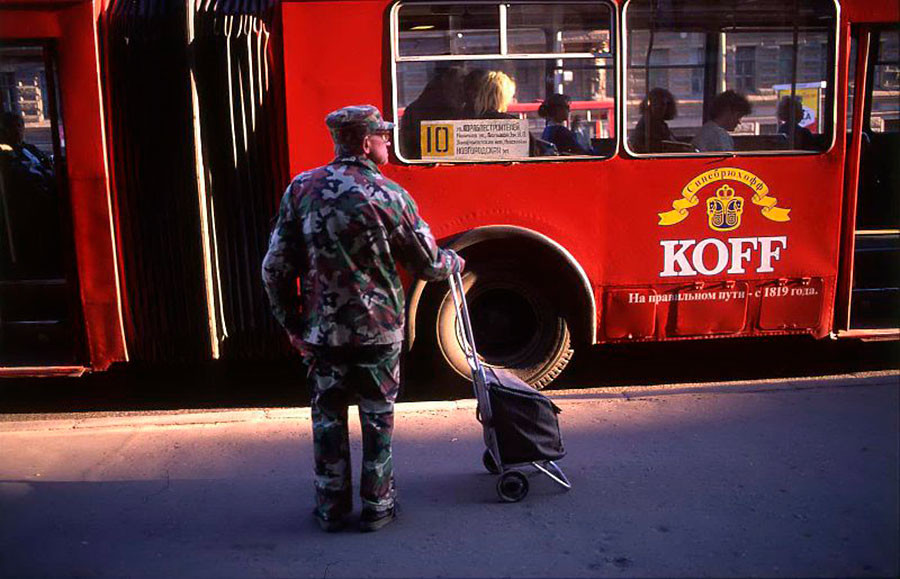 バス停にて。1995年