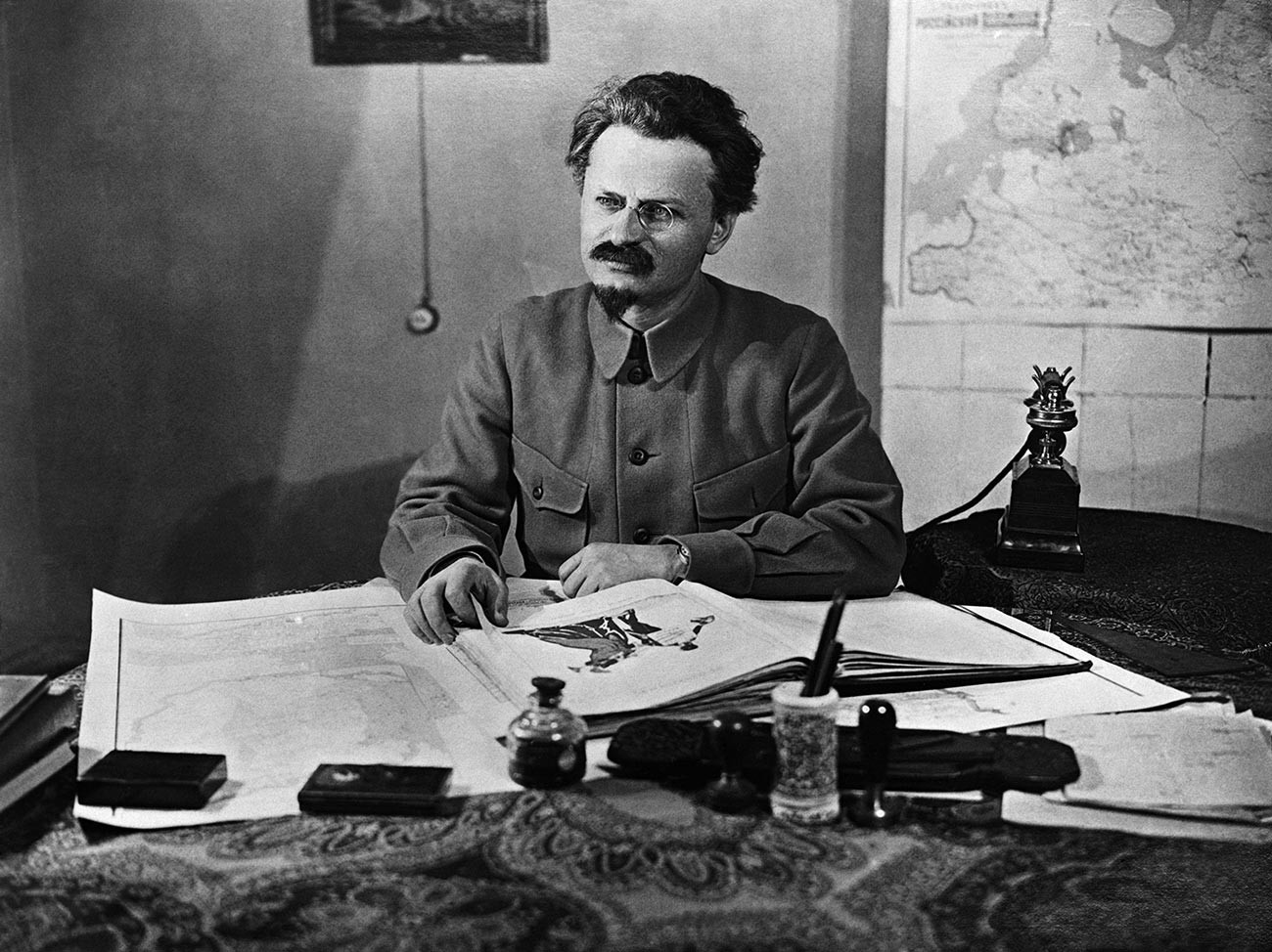 Lev Trocki (1879 - 1940), marksistični revolucionar, teoretik in sovjetski politik