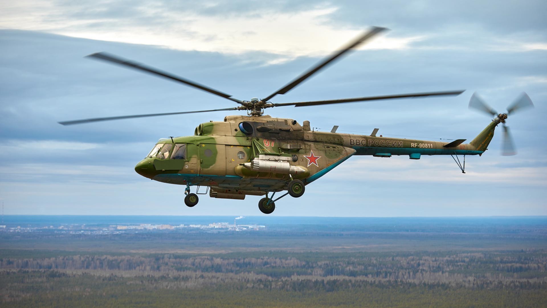 Helikopter Mi-8 milik Satuan Angkatan Udara dan Pertahanan Udara Leningrad selama salah satu tahapan kompetisi Aviadarts 2020.