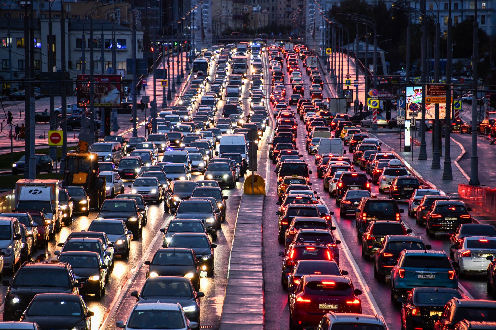 Движение на улицах города. Пробки в Москве. Автомобильный транспорт. Пробка на дороге. Пробки в городе.