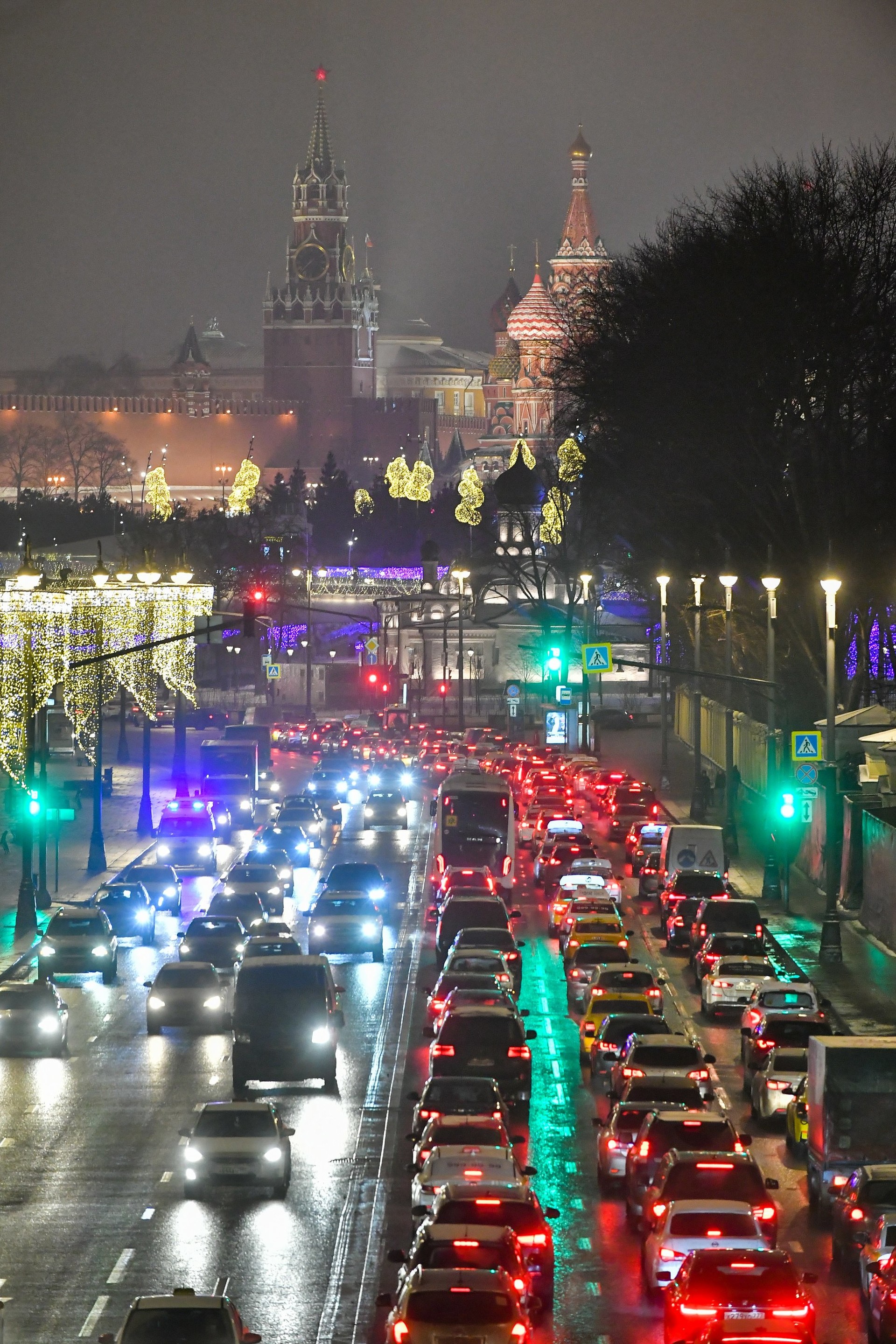 Kemacetan di pusat Kota Moskow pada malam 30 Desember 2020.