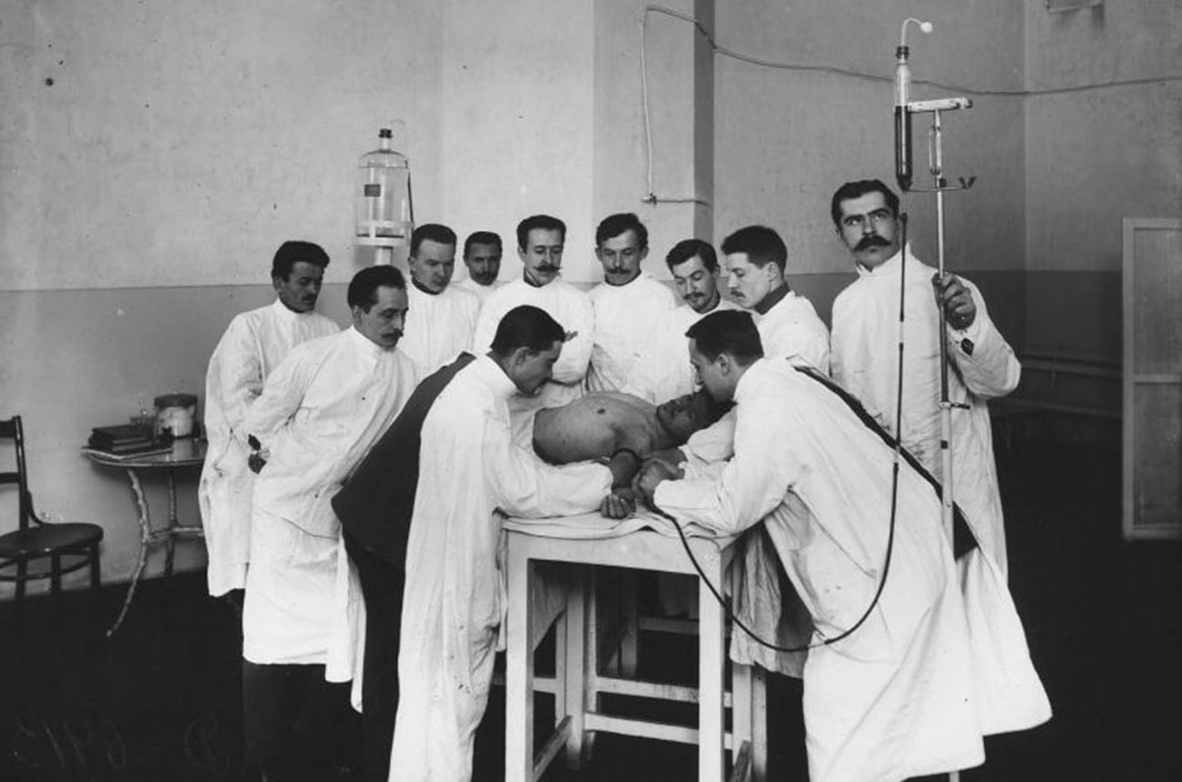 チフスを予防するサルバルサン（いわゆる606号）の接種を受ける帝政孤児院の子ども、1910年