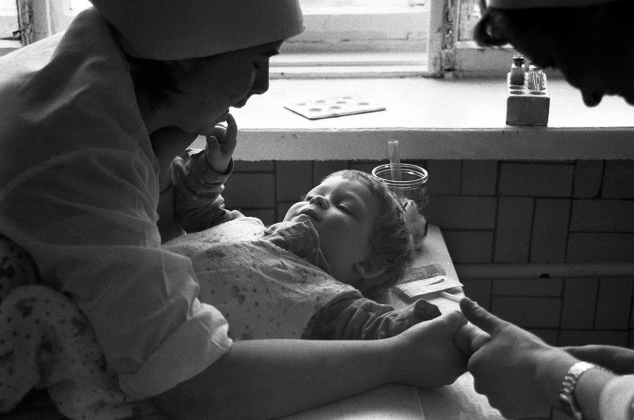 地方の病院での予防接種の様子、1988年