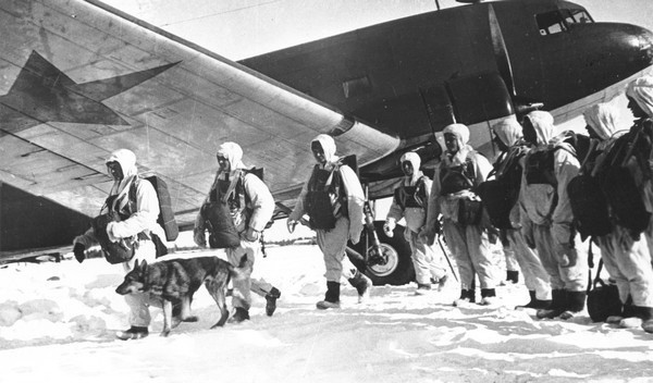 Tropas soviéticas desembarcan de un Lisunov Li-2, versión soviética del DC-3