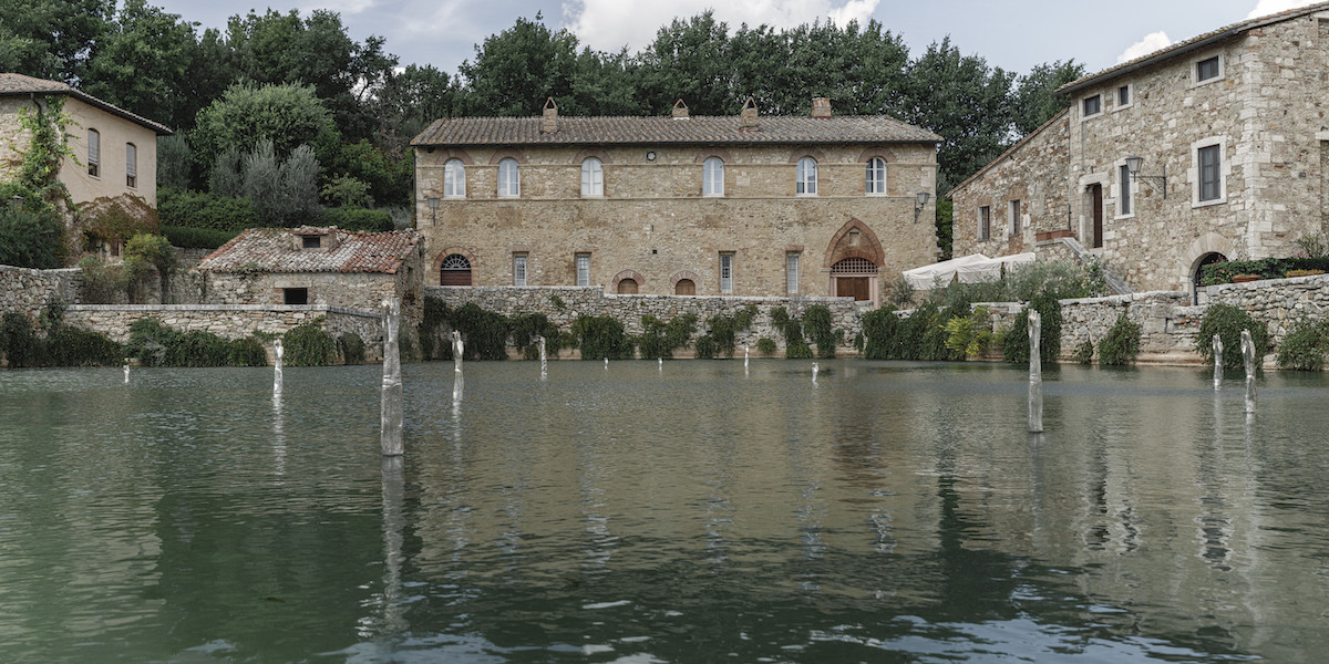 Namsal Siedlecki, Trevis Maponos, 2020, Piazza delle Sorgenti, Bagno Vignoni