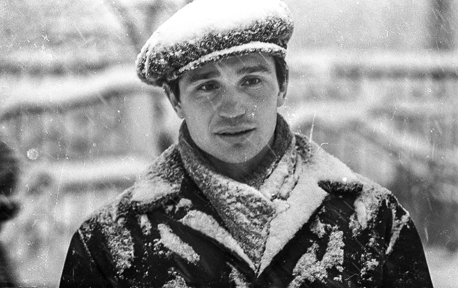 Un jeune homme couvert de neige
