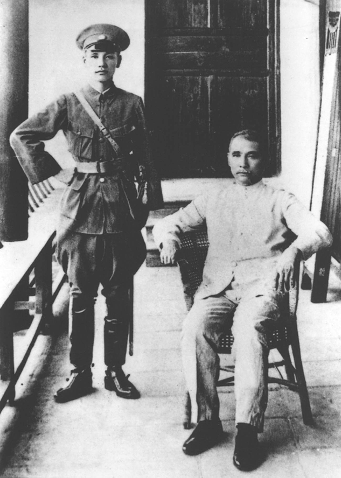 Сун Ятсен и Чан Кайшъ през 1924 г. по време на откриването на Академия Вампу