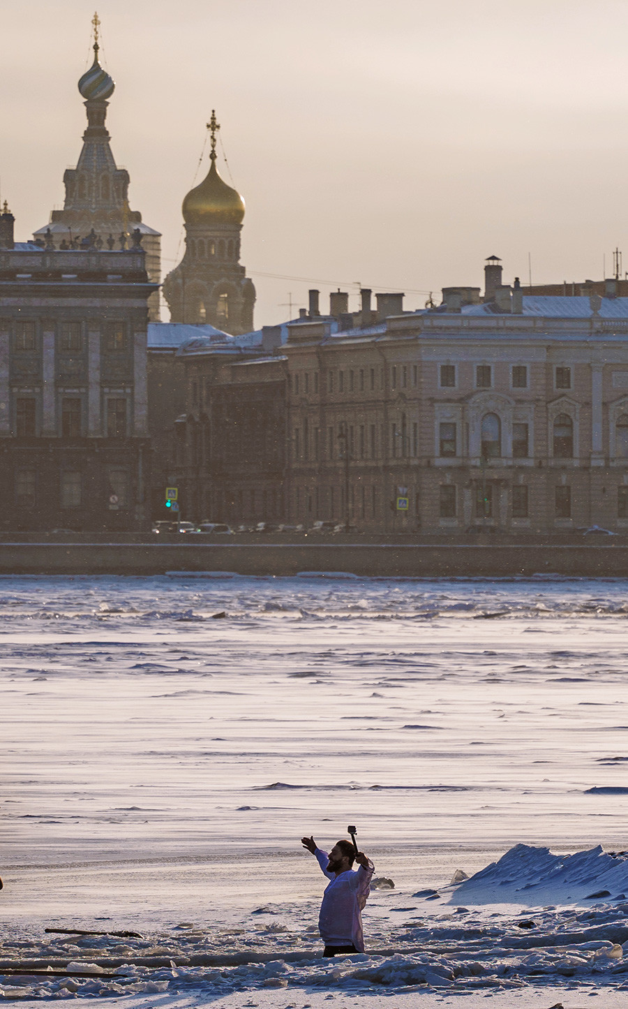 サンクトペテルブルクで水に飛び込む男性