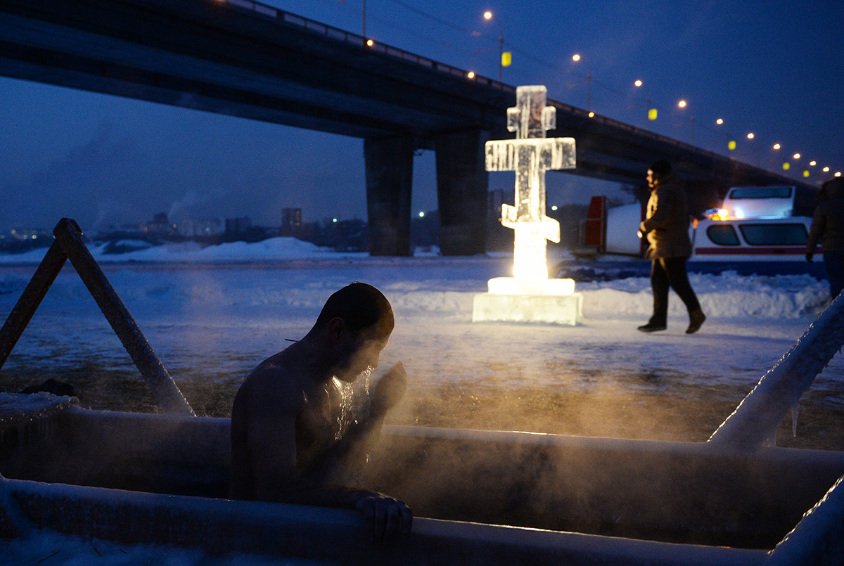 シベリアで水に浸かるーノヴォシビルスクのオビ川に作られた氷の穴