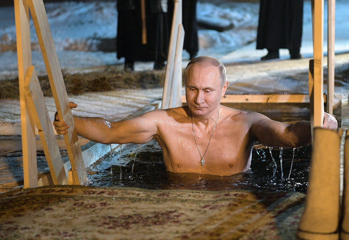 ウラジーミル・プーチン大統領も凍った水に入る