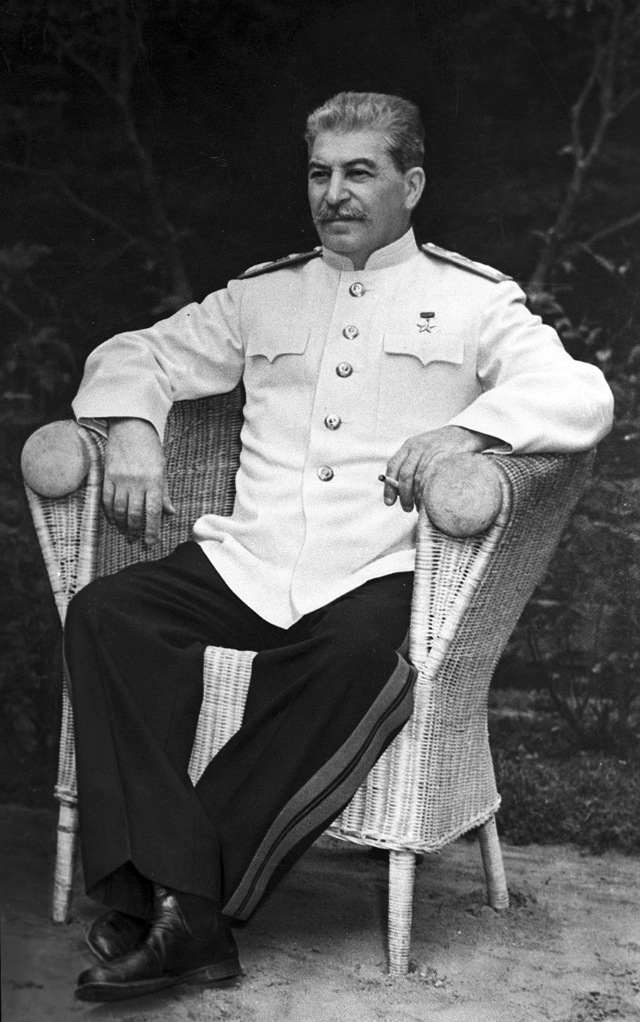 Йосиф Сталин - председател на Съвета на народните комисари на СССР и председател на Държавния комитет на отбраната на СССР, генерален секретар на Централния комитет.