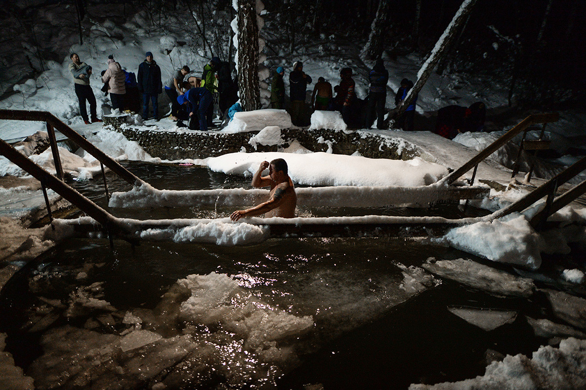 Il y a aussi des sources thermales non gelées où les gens viennent se baigner.

