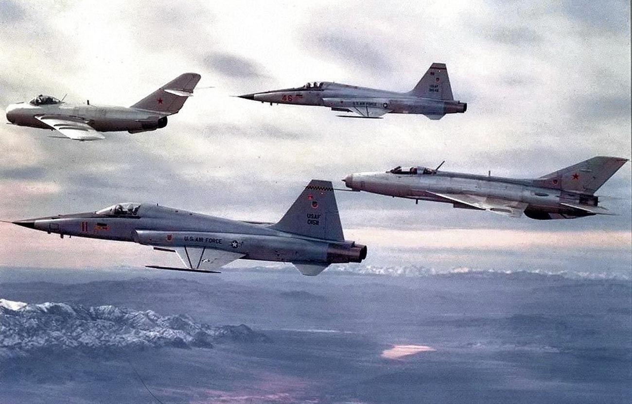 F-5戦闘機とミグ21とミグ17が飛行中