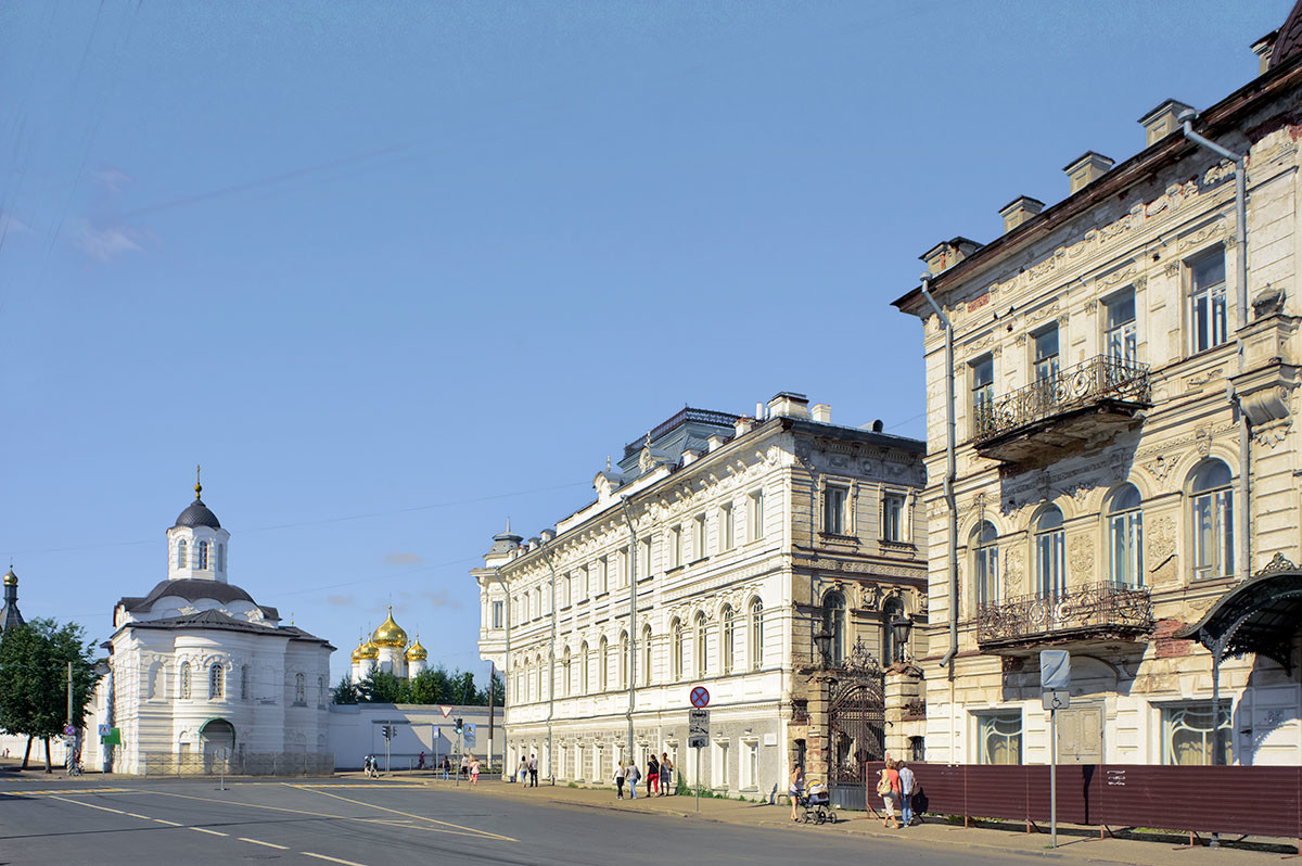 Kostroma. Rue Simanovski (anciennement rue de l’Epiphanie). Vue vers l’église de l’Icône de la Vierge de Smolensk depuis le Couvent de l'Epiphanie-Saint Anastasie. À droite : immeuble d’appartements Tretiakov