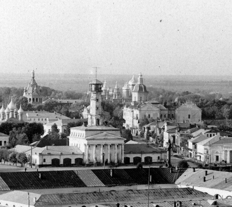 Vue de la place Soussanine depuis le clocher de la cathédrale de l'Épiphanie. En haut à droite : rue de l’Epiphanie avec immeuble Tretiakov. Arrière-plan : couvent de l'Épiphanie. Centre : tour et poste d'incendie sur la place Soussanine 