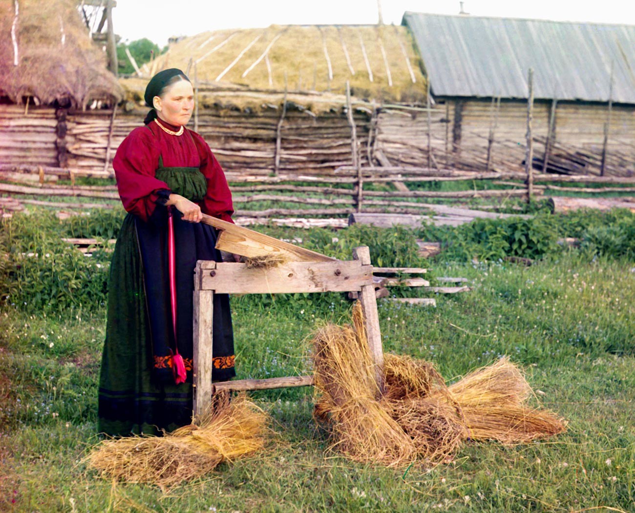 Une paysanne broyant du lin dans le gouvernorat de Perm