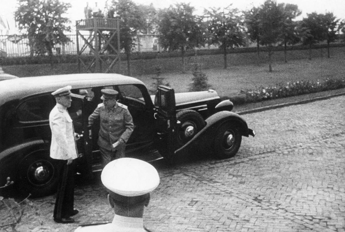 車から降りるヨシフ・スターリン、1940年代