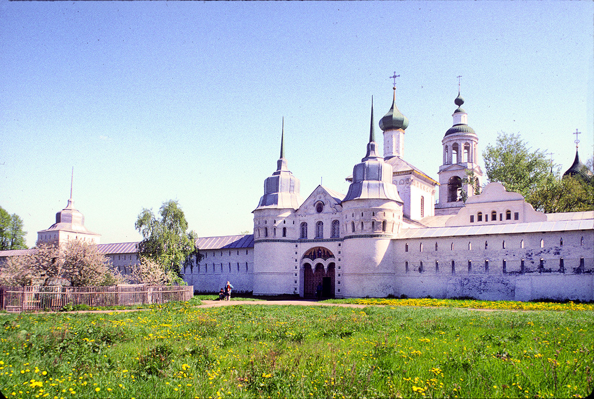 Толгски манастир. Западна стена със Светата порта и църквата 