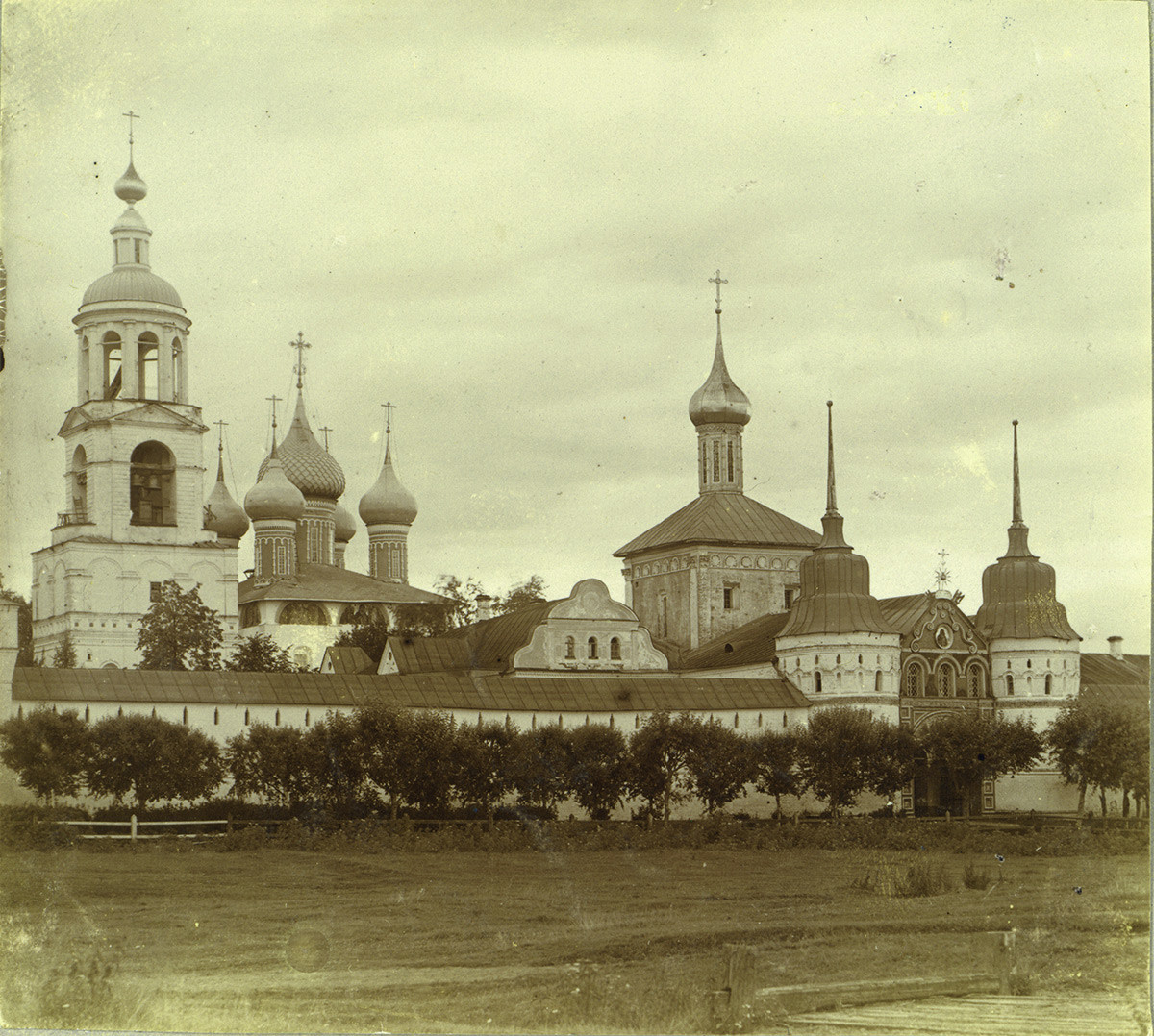 Толгски манастир, западна стена, северозападна гледка. Отляво: камбанария; Събор на Въведение Богородично; Църква 
