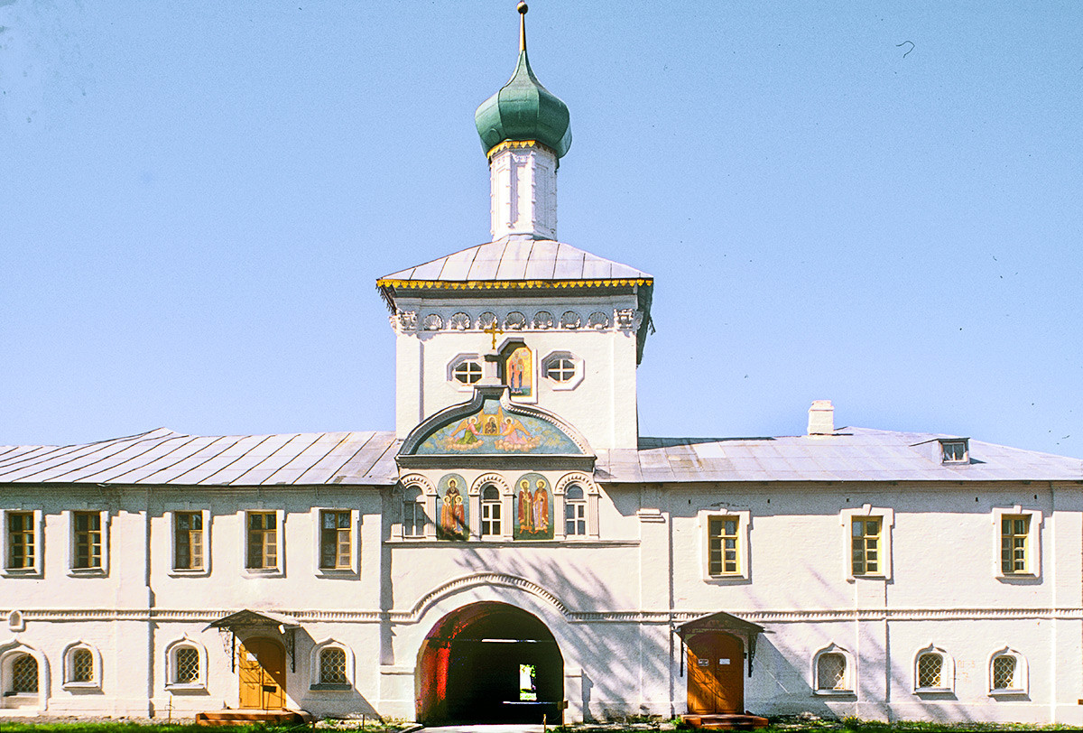 Манастирите и църквата 