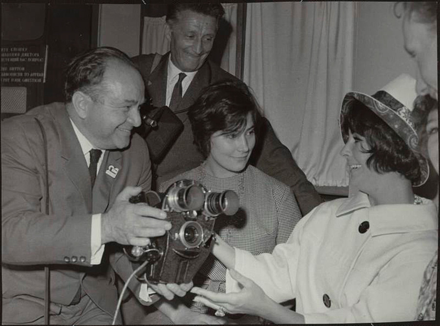 Elizabeth Taylor, Tatiana Samoilova y el camarógrafo soviético Abram Krichevsky
