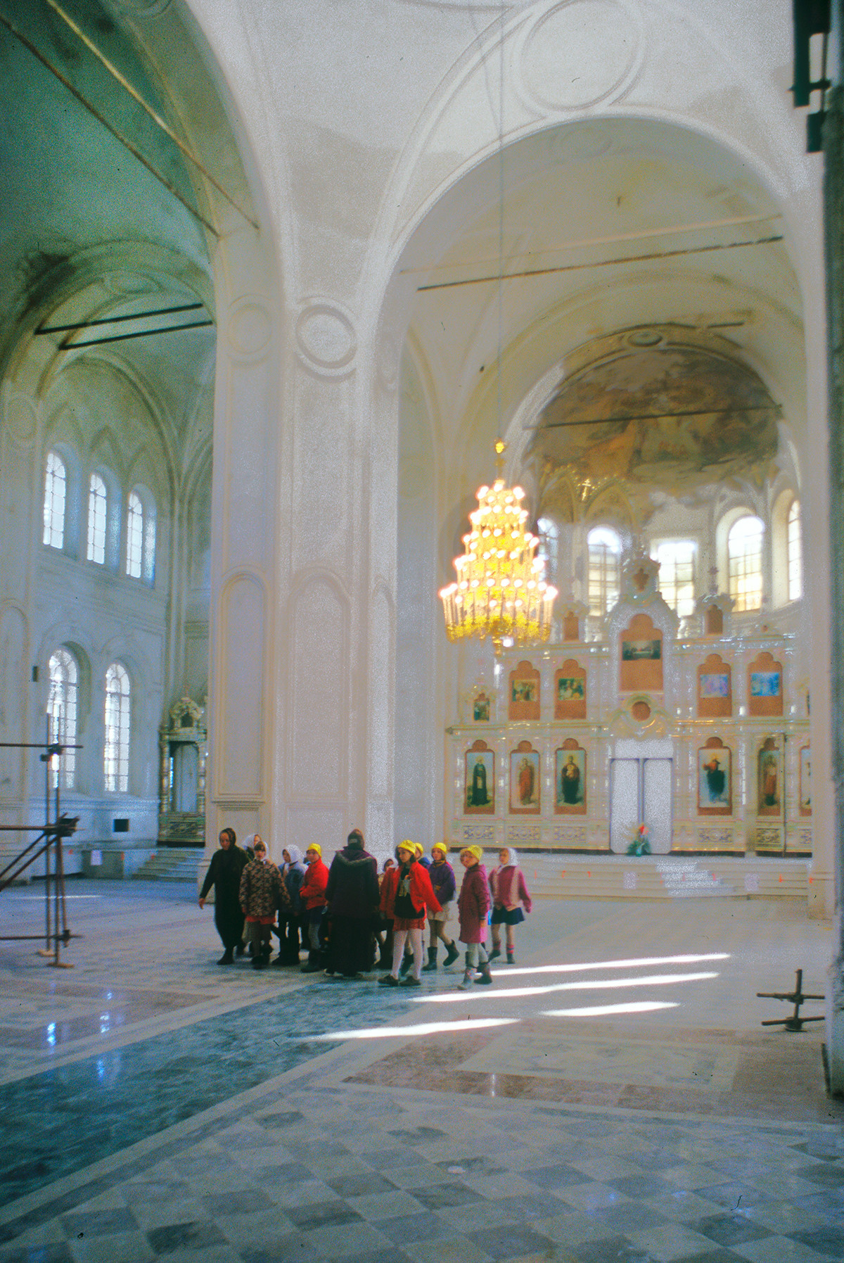 Catedral de la Elevación de la Cruz. Interior, vista al noreste hacia la pantalla de iconos y el ábside. 27 de agosto de 1999.