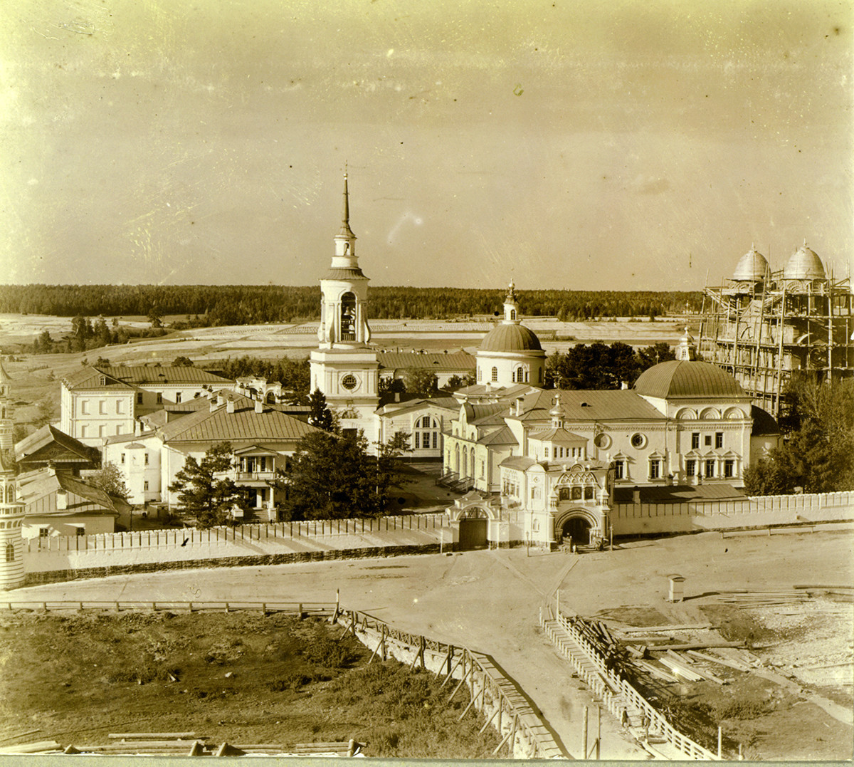 Monasterio de San Nicolás, vista noreste desde el campanario de la Catedral de la Trinidad. Verano de 1909.
