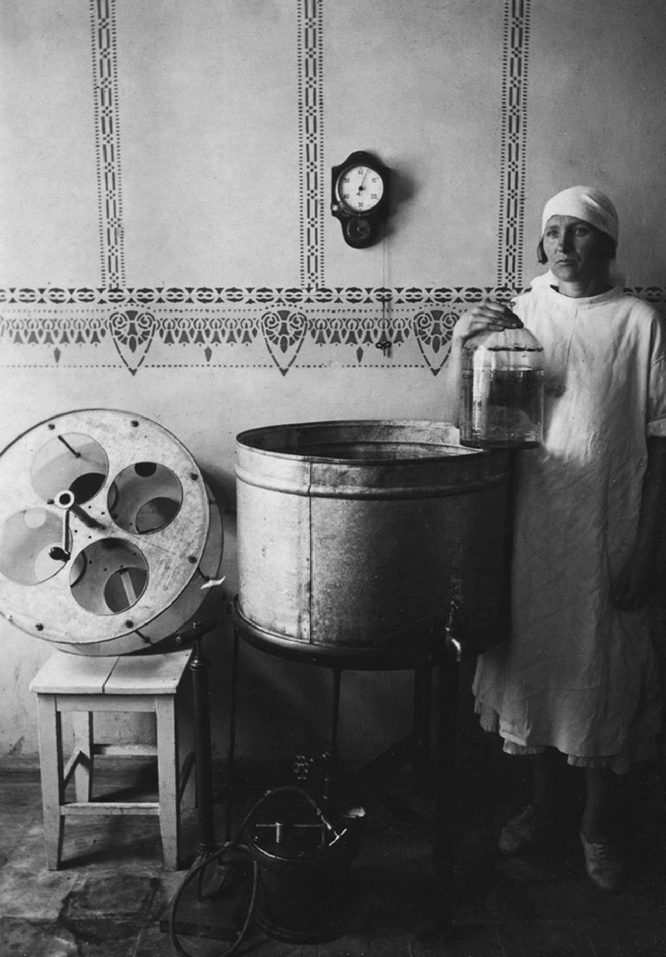 Infirmière posant à l'Institut des vaccins et du lactosérum de Tachkent, RSS d'Ouzbékistan, dans les années 1920

