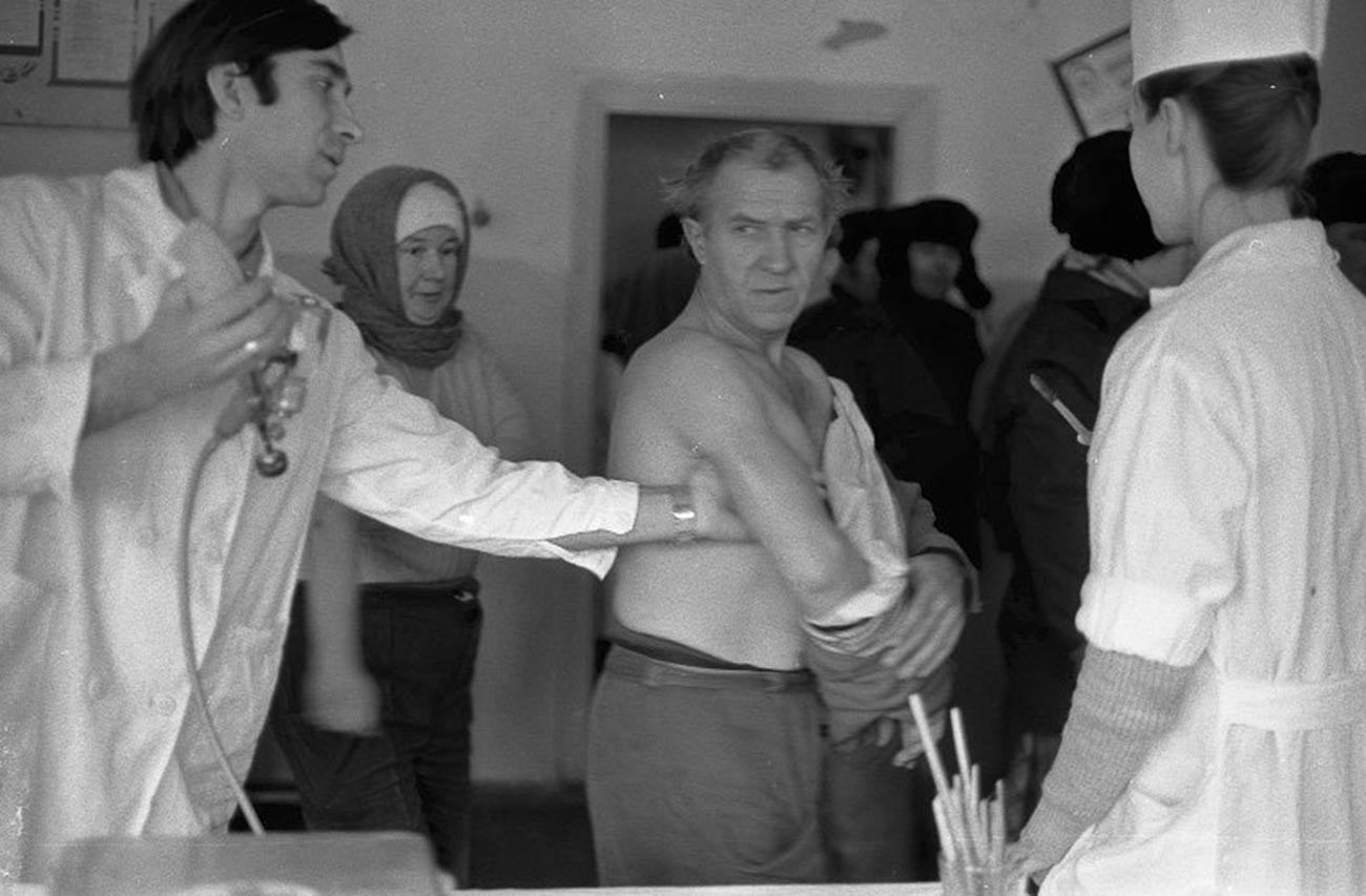 Personnes se faisant vacciner contre la grippe dans l'usine métallurgique de Novokouznetsk, 1980