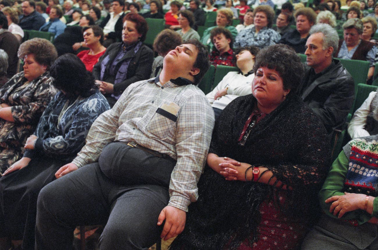 Séance de guérison de l'obésité par l'hypnose de masse, menée par Kachpirovski à Moscou