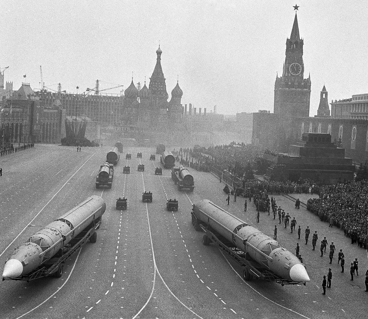 Missili balistici intercontinentali GR-1 nella parata organizzata per il 20° anniversario della Vittoria nella Grande guerra patriottica. Mosca, 9 maggio 1965