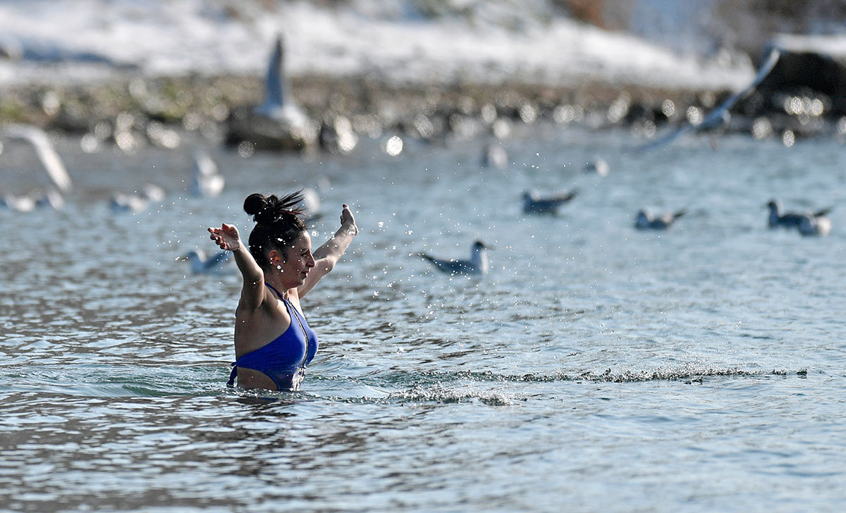 洗礼祭のとき黒海で泳ぐ女性、セヴァストーポリ。