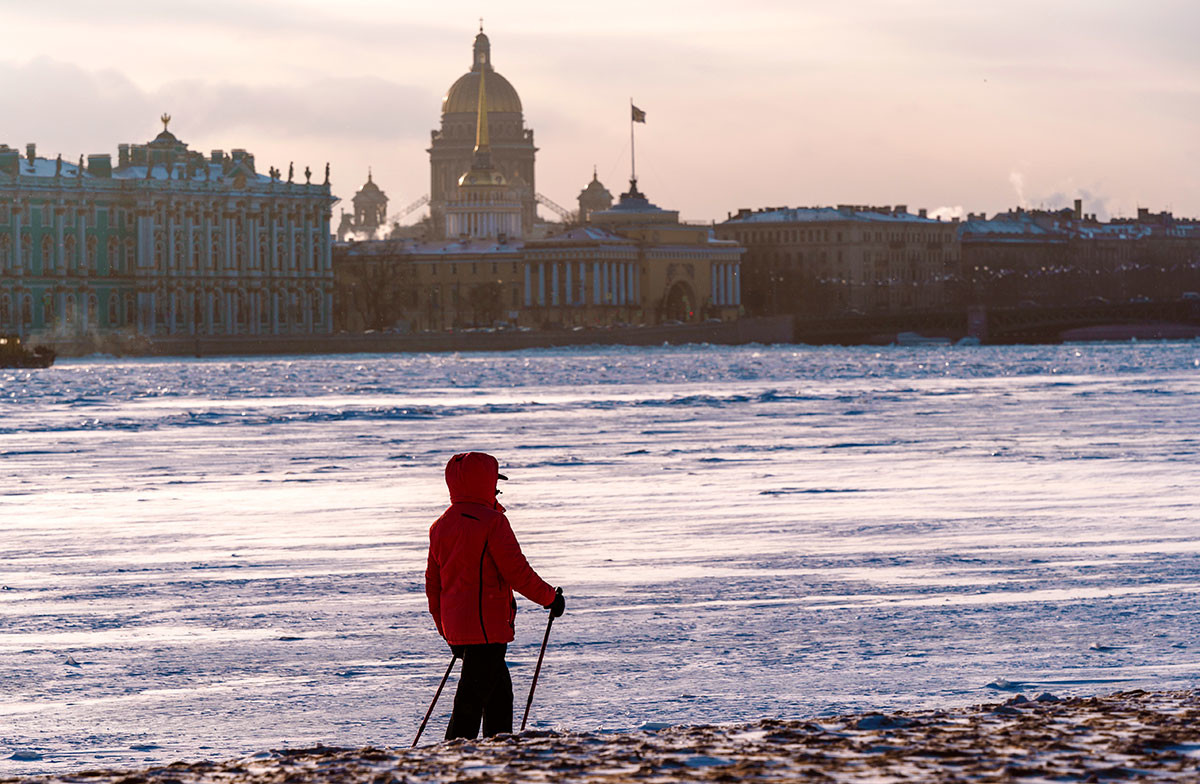サンクトペテルブルクのペトロパヴロフスク要塞のビーチで散歩している女性