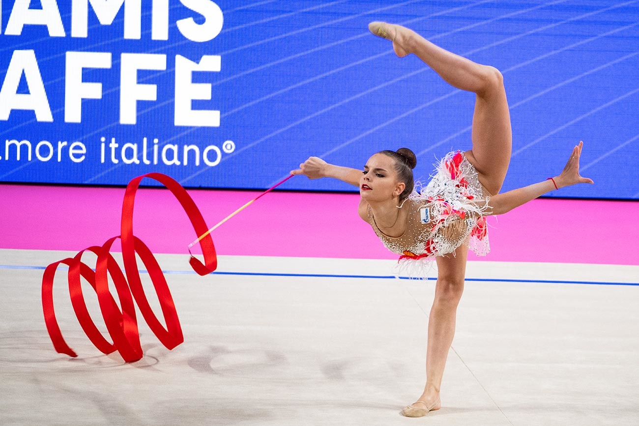2019年の世界新体操選手権に出場しているジーナ・アヴェリナ