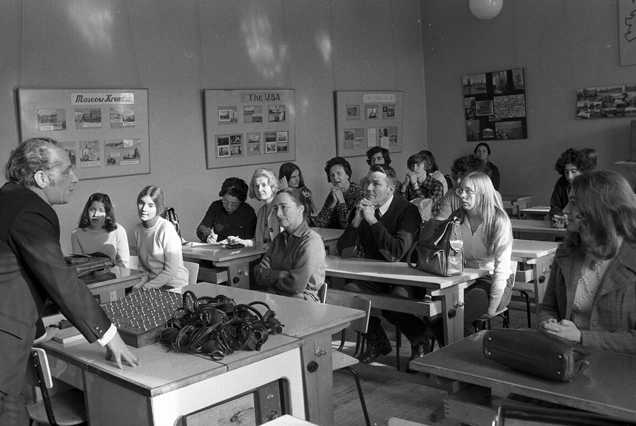 Des étudiants participent à un cours d'anglais à l'école numéro 20 de Moscou, spécialisée dans l'enseignement intensif de l'anglais depuis 1958.