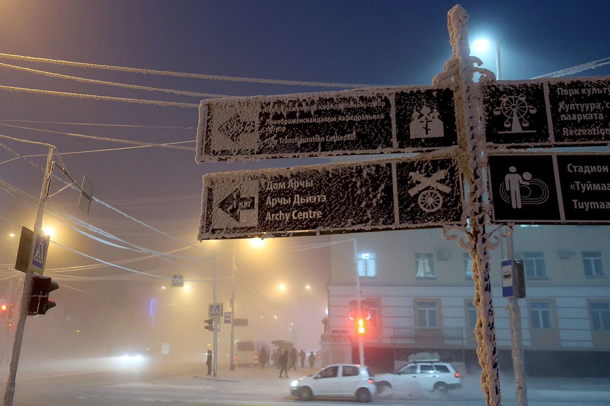 Cidade de Iakutsk com termômetros marcando 50ºC negativos
