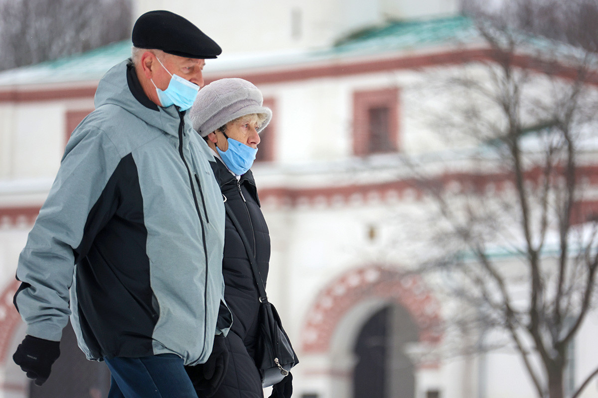 マスクをつける高齢者はモスクワのコローメンスコエ公園で散歩している。