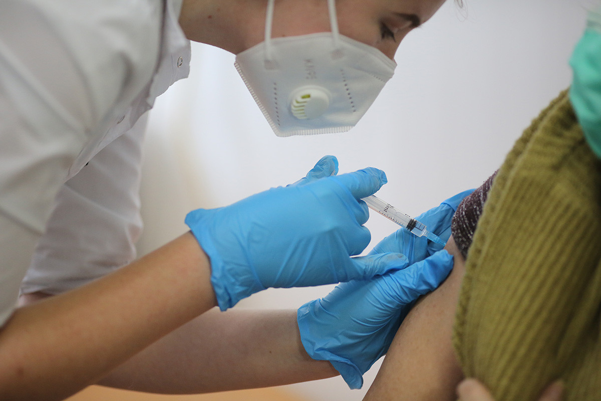 ヴォルゴグラードの病院で新型コロナウイルスワクチン「スプートニクV」の接種する看護婦。