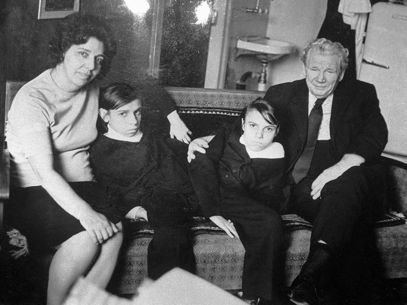 Маша и Даша со професорот Анохин и со Надежда Горохова која им станала втора мајка.
