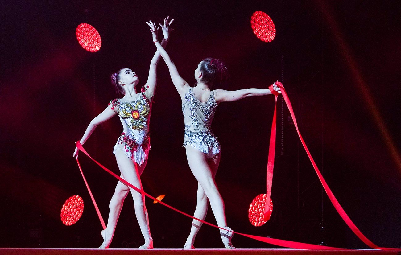 Гимнастичките Дина и Арина Аверина се представят на 7-мото Новогодишно шоу за олимпийски шампиони 