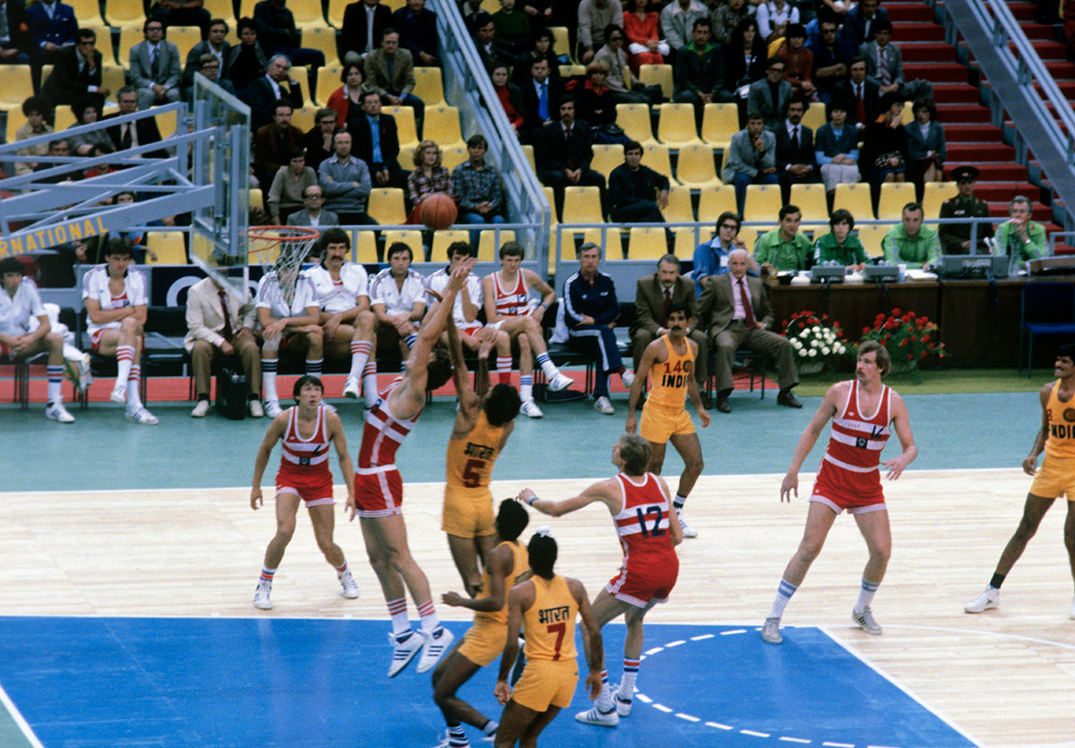 Una partita di basket all’Olimpijskij durante i Giochi Olimpici estivi del 1980
