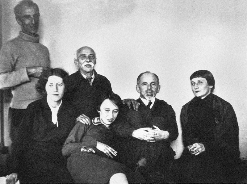 Aleksandr Mandelshtam, Mariya Petrovykh, Emilij Mandelshtam, Nadezhda Mandelshtam, Osip Mandelshtam, Anna Akhmatova. Mosca, vicolo Naschokinskij, 1934
