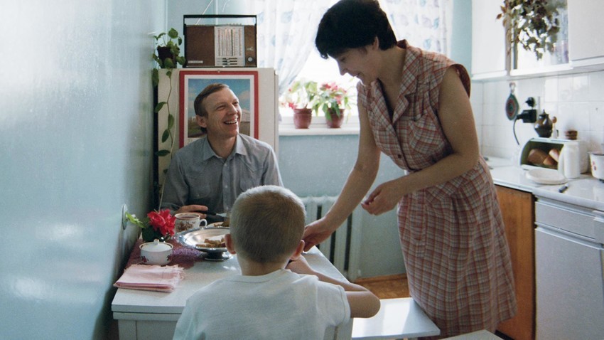 Nikolaj Balašov, zaposlen v tovarni AutoVAZ,  s svojo družino v kuhinji med zajtrkom.