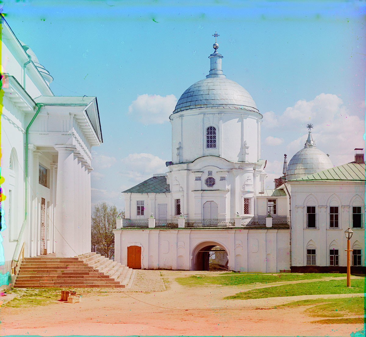 Church of St. Nilus over East Gate. West view. Left: south portico of Epiphany Cathedral. Summer 1910.