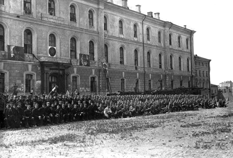 Cadets de l'Armée rouge après un défilé, posant devant la caserne de la garnison du Kremlin